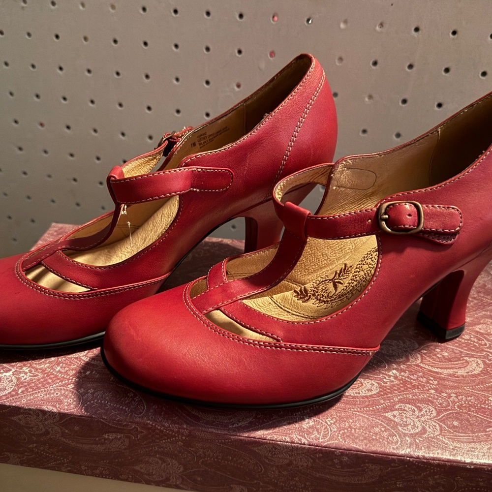 Sofft Brand Women's Red Leather Heels Size 7 NEW